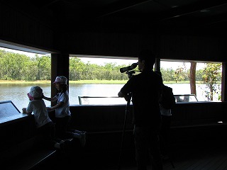 ヘイスティー湿地の野鳥観察小屋の中の様子